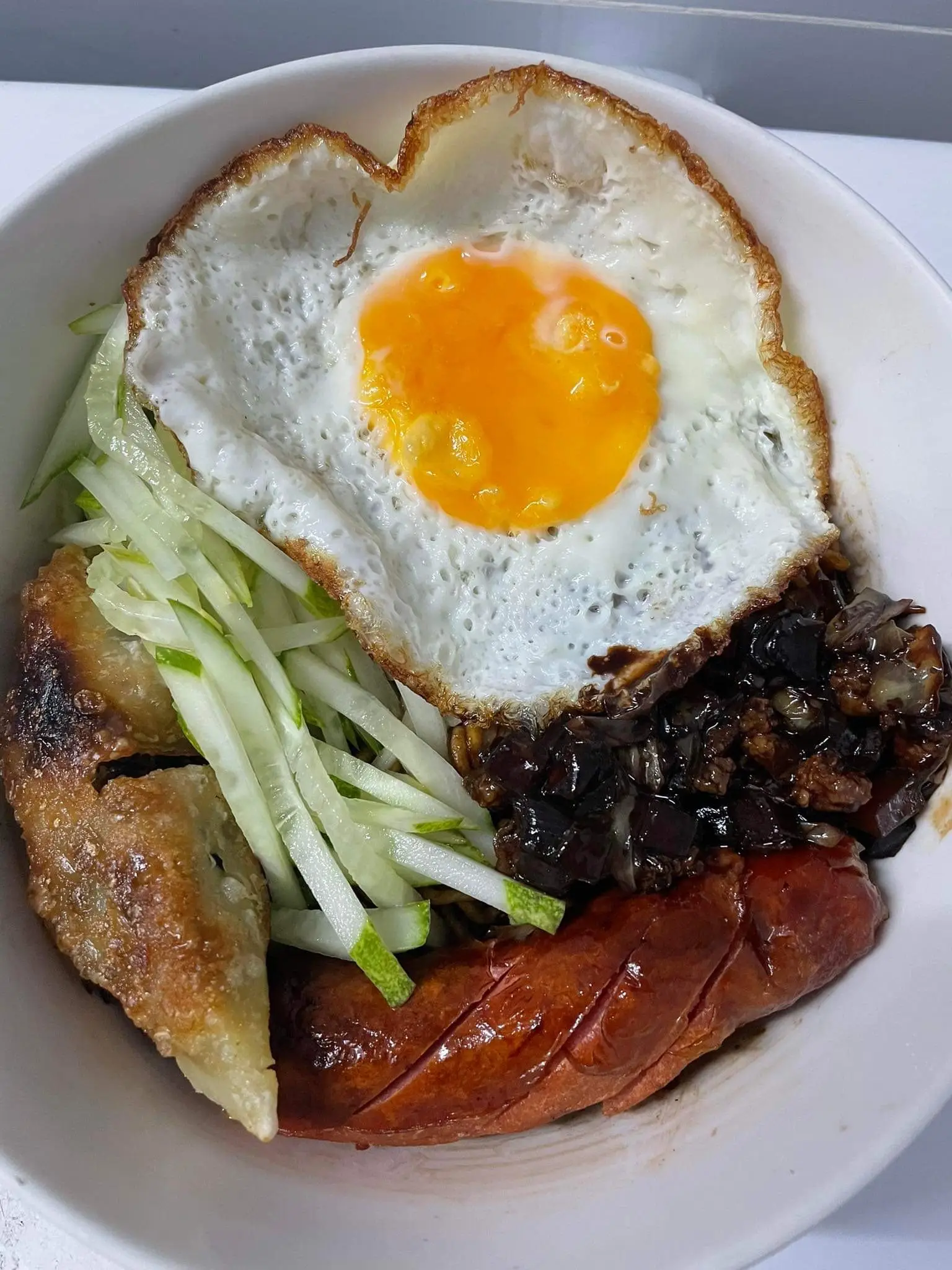 Hình ảnh Mì tương đen - trứng ốp la, xúc xích đức 