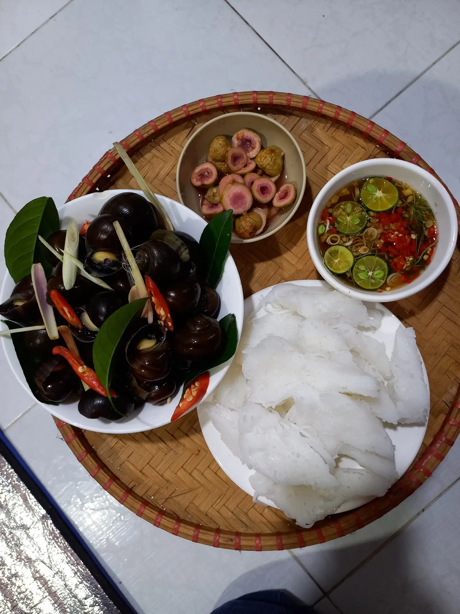 Hình ảnh bún ốc mít chấm mắm xuất nhiều ốc