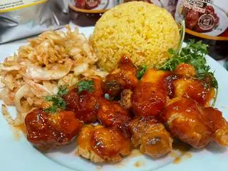 Hình ảnh Cơm rang  gà hàn quốc (sốt cay , ngọt , phomai )+ nước ép dưa hấu hoặc chanh leo  