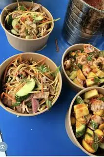 Hình ảnh com bo chân gà rút xương sốt thái và tré trộn bình đinh