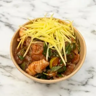 Hình ảnh Thân sứa mix chân gà sốt Thái kèm 1 trà sữa tuỳ chọn
