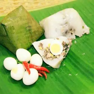 Hình ảnh Bánh giò nhân thịt nấm mèo 2 trứng cút