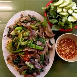 Hình ảnh Phở xào giòn thập cẩm tim cật bò