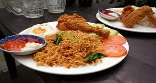 Hình ảnh Mì trộn sate gà rán sốt Japan đặc biệt - omelet