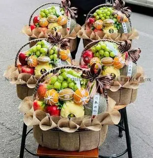 Hình ảnh tặng 1 hộp nho xanh úc  khi mua giỏ quà trái cây 