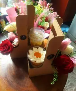Hình ảnh Set quà Hoa tươi & đồ uống/Bánh