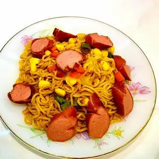 Hình ảnh Mì trộn xúc xích