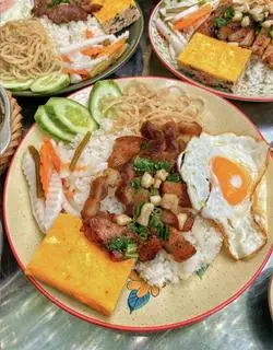 Hình ảnh Cơm tấm ba rọi - trứng ốp la - chả 