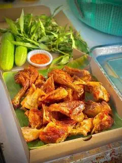 Hình ảnh 1 con gà nướng sốt sa kê 