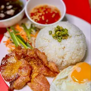 Hình ảnh Cơm tấm sườn, trứng 