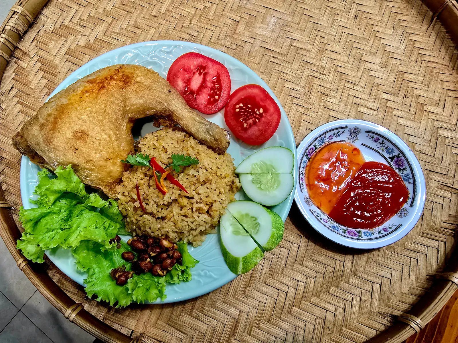 Hình ảnh Cơm Chiên Đùi Gà Góc Tư Xối Mỡ
