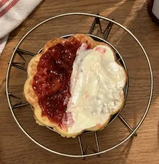Hình ảnh Waffle Na Uy kèm mứt dâu Na Uy và sour cream