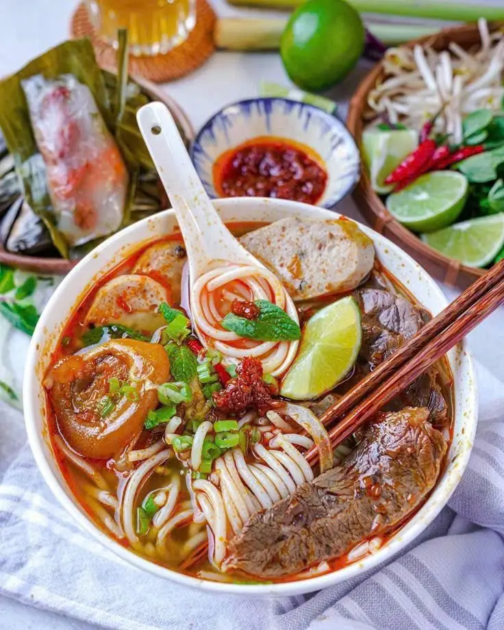 Hình ảnh Bún bò Huế nạm gân chả