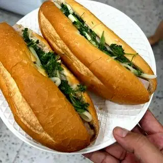 Hình ảnh Bánh mỳ kẹp chả heo ( M )