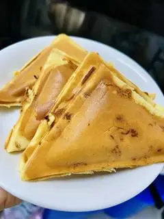 Hình ảnh Bánh hotdog phô mai trứng muối