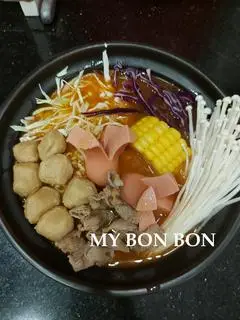 Hình ảnh Mì bò cay mix bò viên xúc xích