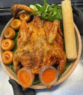 Hình ảnh Combo 1: Gà nướng sốt mắm nhĩ + 1 cây cơm + 4 bánh bao