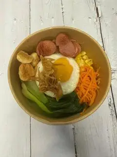 Hình ảnh Mì trộn cá viên, xúc xích