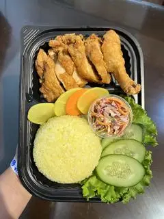 Hình ảnh cơm đùi gà nguyên chiếc chiên giòn