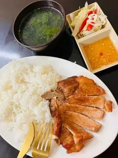 Hình ảnh cơm sườn cốt lết mắm tỏi