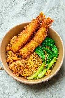 Hình ảnh Mì trộn tôm chiên giòn 