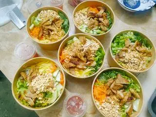 Hình ảnh Bún Trộn Đầy Đủ Nem Thịt