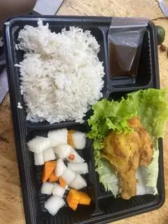 Hình ảnh cơm đùi gà chiên +sôt chưa ngọt 