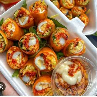Hình ảnh Bánh tráng cuộn chấm sốt me 