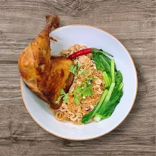 Hình ảnh Mì Gói Trộn Ăn Kèm Gà Xối Mỡ