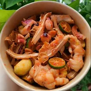 Hình ảnh chân gà mix tai heo sốt thái
