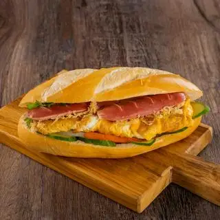 Hình ảnh Bánh mì xúc xích + trứng