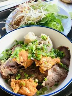 Hình ảnh Bún Bò Thập Cẩm Lấy Giò