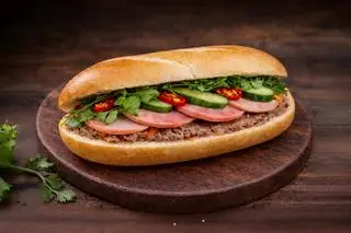 Hình ảnh Bánh mì thịt nguội pate