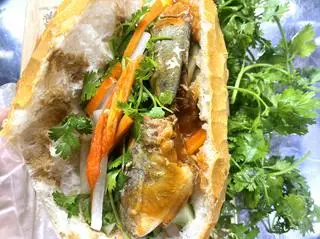 Hình ảnh Bánh mì cá hộp - 1 hộp cá