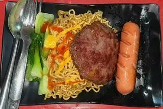 Hình ảnh Mì trộn bò xúc xích