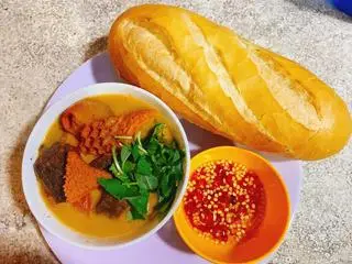 Hình ảnh Phá lấu bò thập cẩm - 1 bánh mi