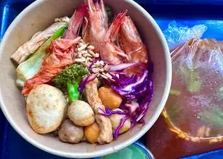 Hình ảnh Combo 2 Mì cay + 7up/Mirinda/Coca