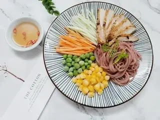 Hình ảnh Bún gạo lứt trộn ức gà - sốt mắm chay