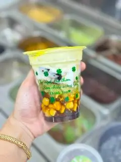 Hình ảnh Chè thập cẩm cốt dừa tươi