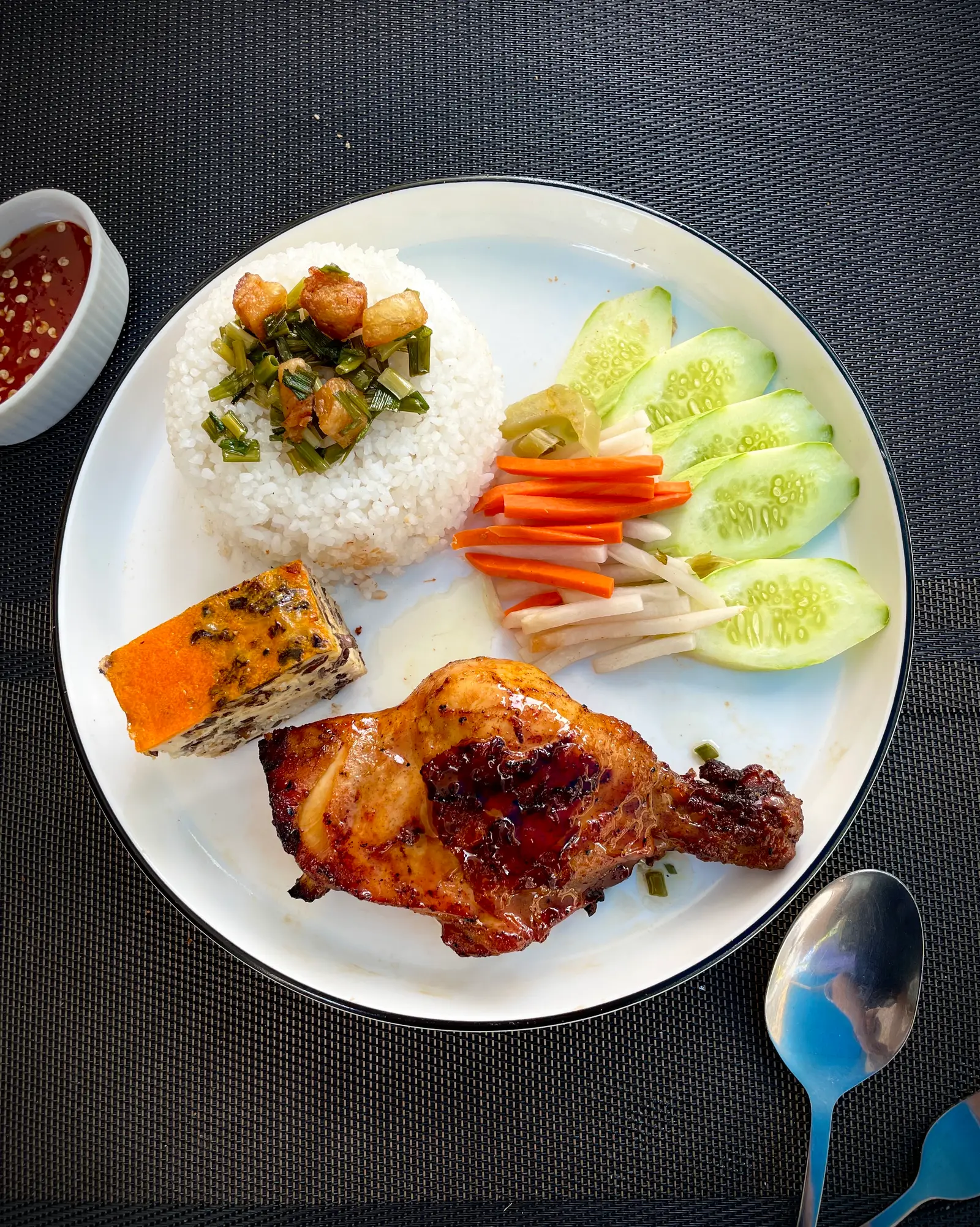 Hình ảnh Cơm Tấm - Đùi Gà - Chả