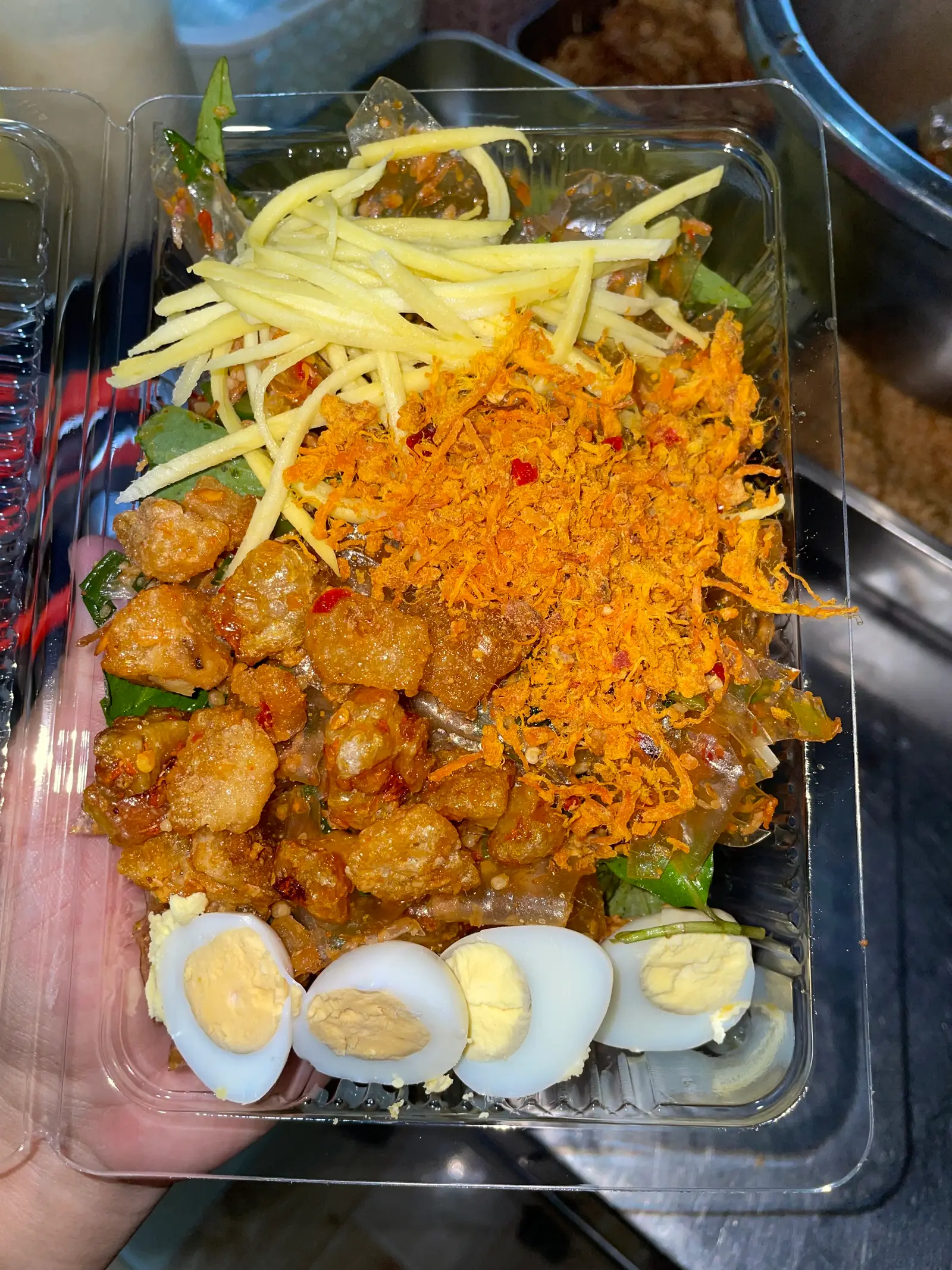 Hình ảnh Bánh Tráng trộn Vụn Gà Tóp Mỡ 