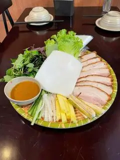 Hình ảnh Bánh tráng cuốn heo quay mắm nêm