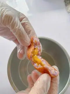 Hình ảnh Bánh khoai mỡ nhân trứng muối