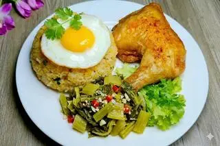 Hình ảnh Cơm đùi gà lớn - trứng