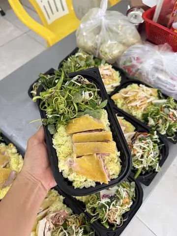 Hình ảnh Combo cơm gà chặt gỏi - nước khoáng