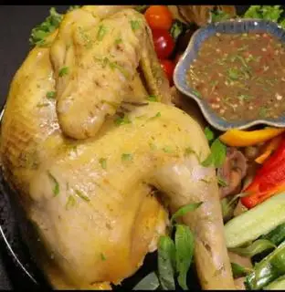 Hình ảnh Gà luộc nước dừa 1/2 con không chặt