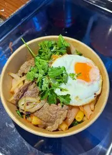 Hình ảnh Mì xào bò - trứng ốp la - xúc xích
