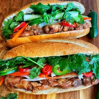 Hình ảnh Thập cẩm siêu no nê bánh mì- heo nướng - gà nướng - phô mai - trứng ốp la