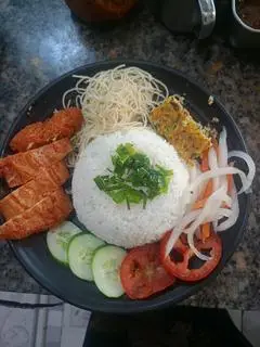 Hình ảnh cơm tấm sườn bì chả 