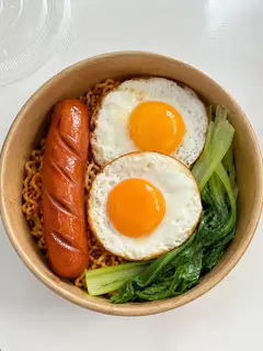 Hình ảnh Mì trộn xúc xích+trứng